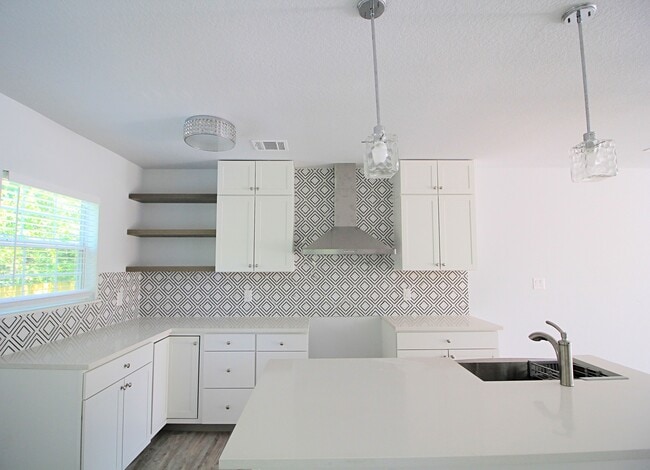 Building Photo - 3 Bedroom 2 Bath Modern home.