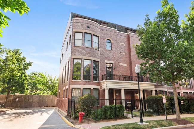 Photo - 2632 N Hartland Ct Townhome