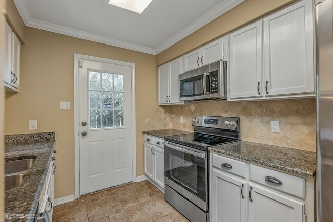 Building Photo - 10101 Saratoga Dr