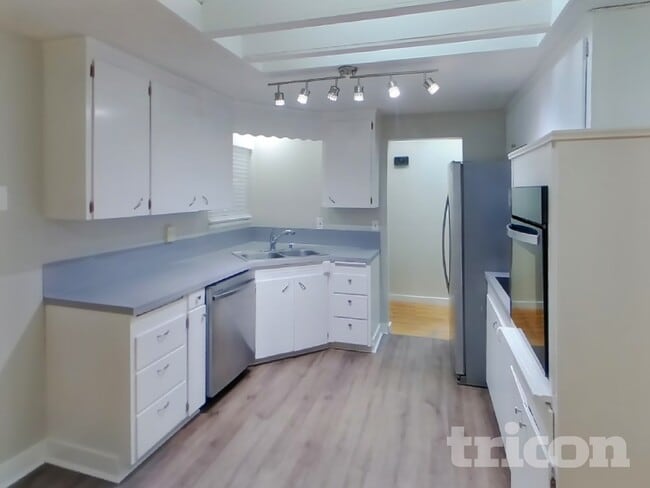 Photo - 12306 86 Ave E