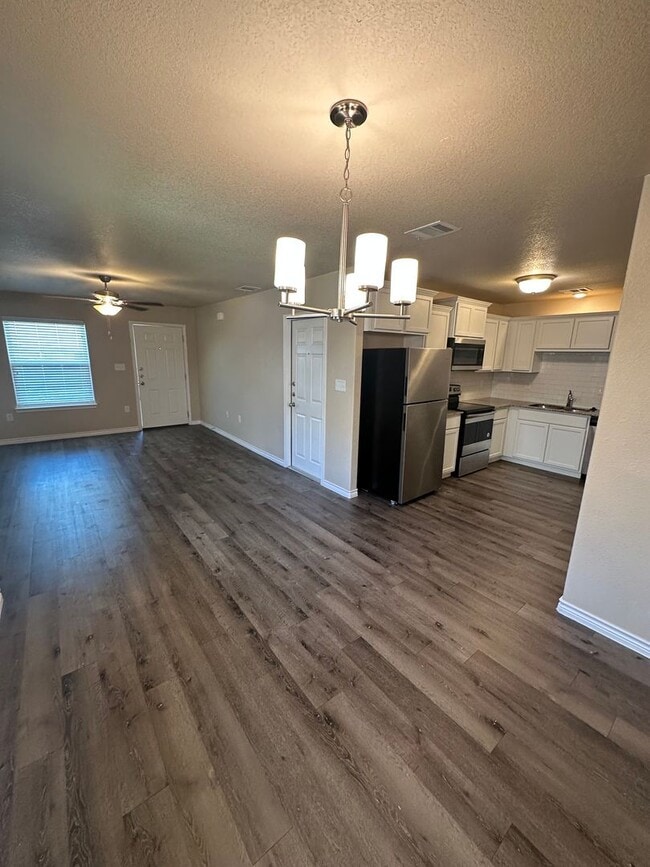 Photo - AVAILABLE NOW! - 2 WEEKS FREE (SECTION 8 A...