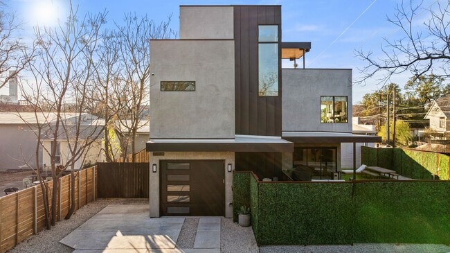 Building Photo - 1304 Comal St