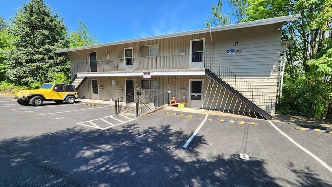 Building Photo - 1001 SW Woods St Unit 8