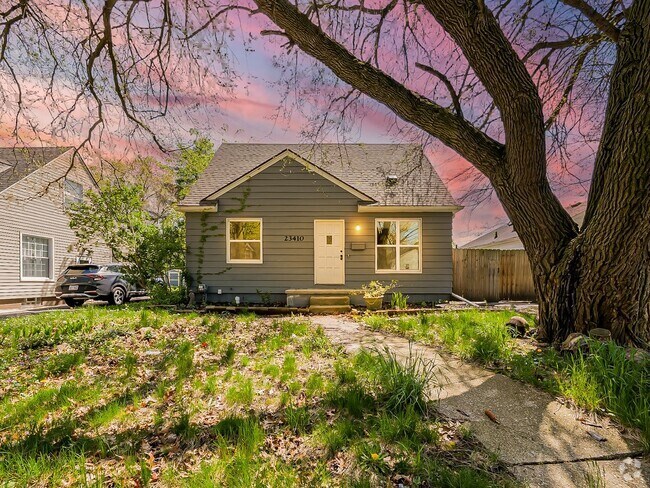 Building Photo - Welcome to this beautiful 3 bedroom, 1 bat... Rental