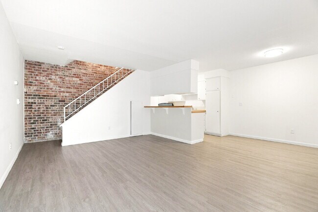 Building Photo - Renton 2 Bedroom in Great Location Available! Unit #2