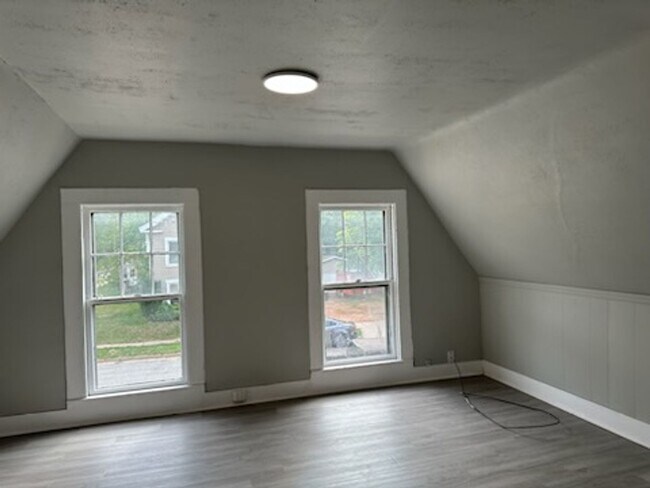 Building Photo - 641 10th St N Unit #B