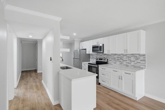 Building Photo - Condo For Rent in Largo with TONS OF UPGRADES! Unit Apt 116