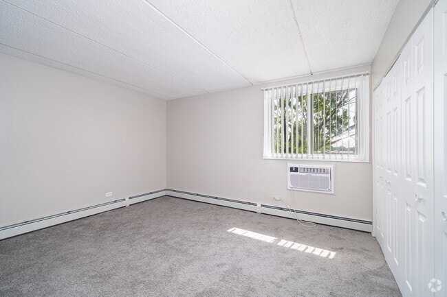2BR, 1BA - 853SF - Primary Bedroom