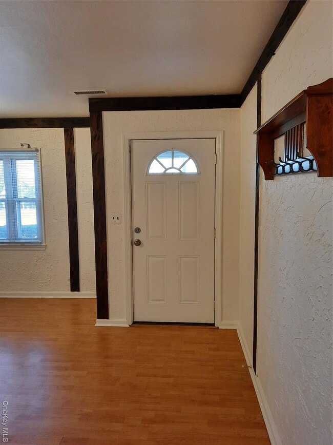Building Photo - 22 Deepdale Dr Unit 1 Rental