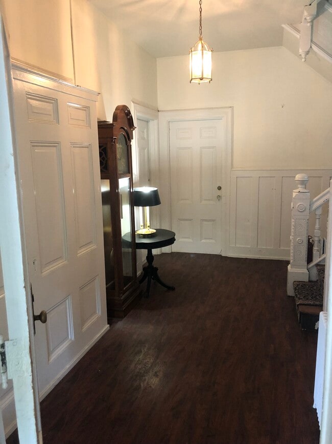 Entrance Foyer to Bldg - 1511 Spring Ave Unit Apartment #1