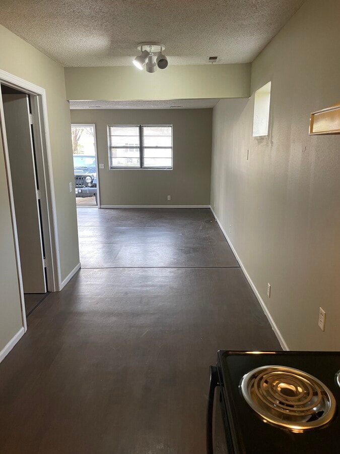 Cocina mirando hacia la sala de estar. - 6215 N 28th Street Ter