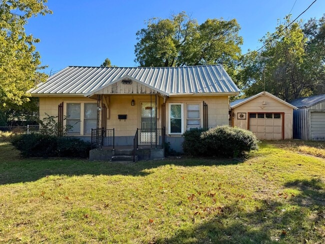 Building Photo - Quiet, 2 Bed 1 Bath Home In Burkburnett