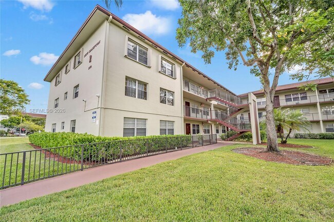 Building Photo - 150 SW 134th Way Unit 304R