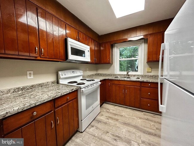 Building Photo - 44 E 2nd St Rental