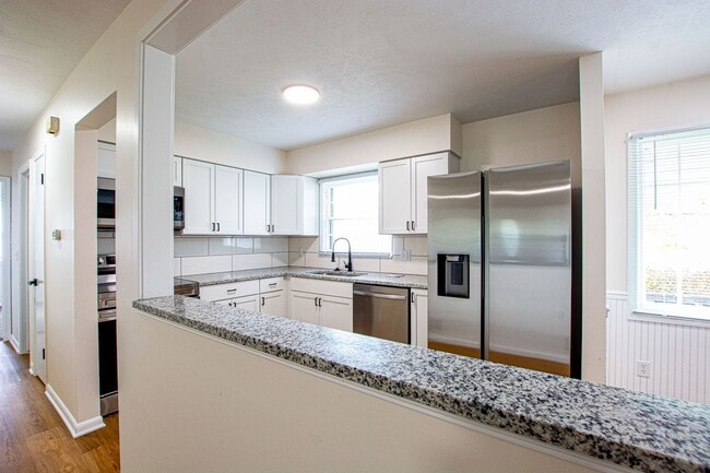 Photo - 3 Bedroom / 2 Bath Home with Finished Basment and Washer/Dryer!