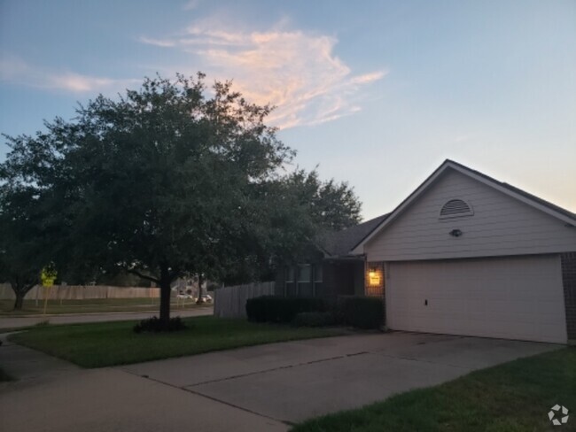 Building Photo - 2703 Silk Tree Ln Rental