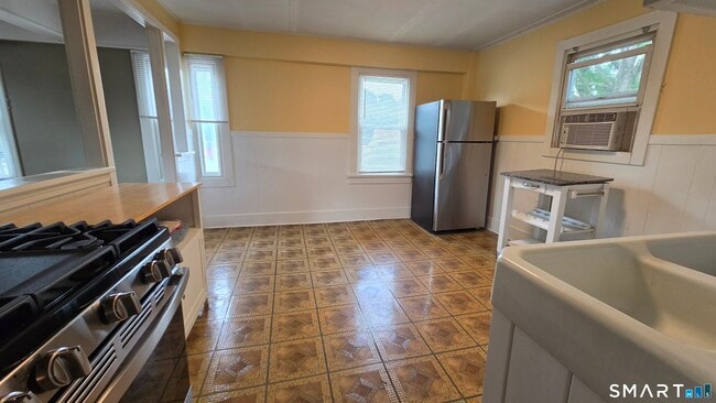 34 Grassy Plain St Unit 3