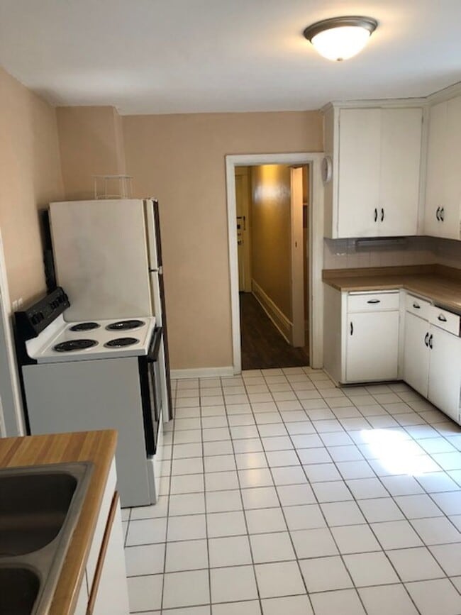 Building Photo - 731 E 7th St Unit Lower