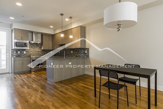 Photo - Georgeous Modern Condo with a Kitchen Fit for a Chef! Unidad 104