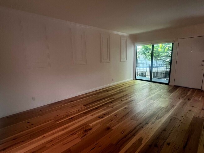 2520 North Beachwood Drive Unit 6
