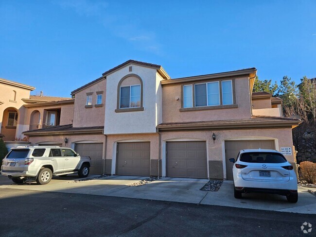 Building Photo - Beautiful Townhome