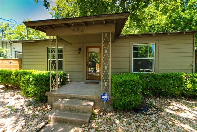 Photo - 906 E 53rd St