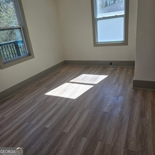 Photo - 717 Church St NW