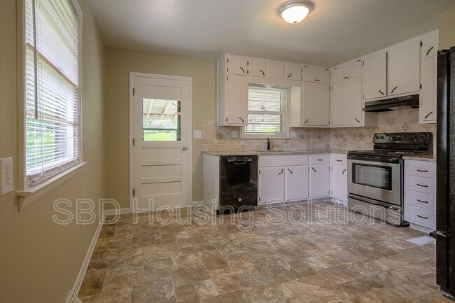 Photo - 1233 Dickinson Rd