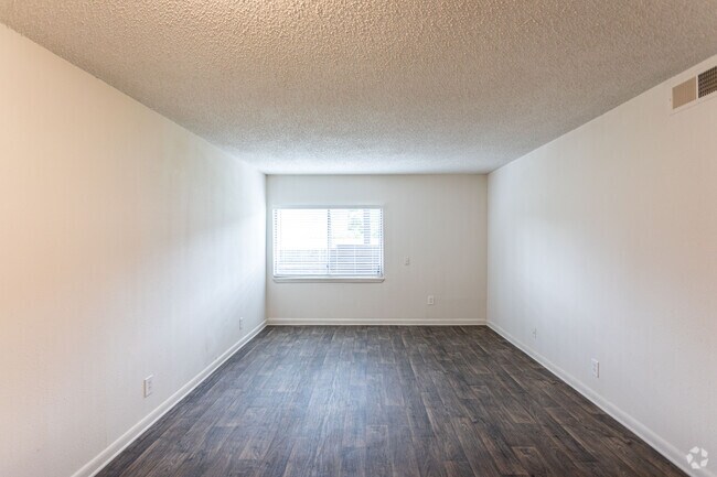 2BR, 1BA - 850 SF - Liviing Room - Cityvue @5101