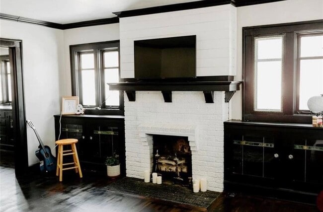 Living room - 620 Berkley Rd