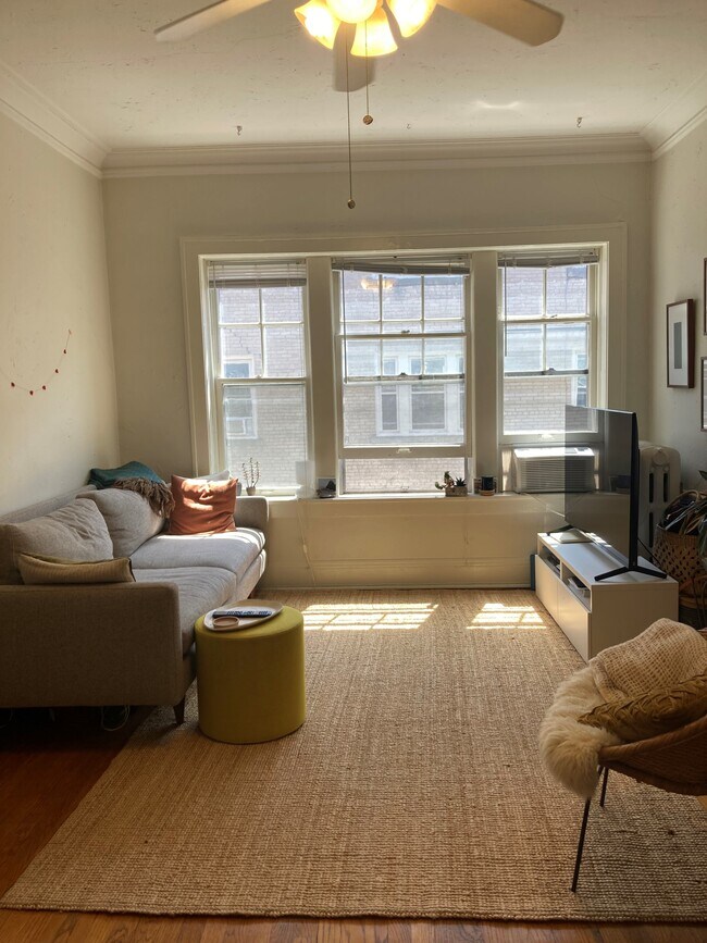 Sala de estar - 2212 Girard Ave S