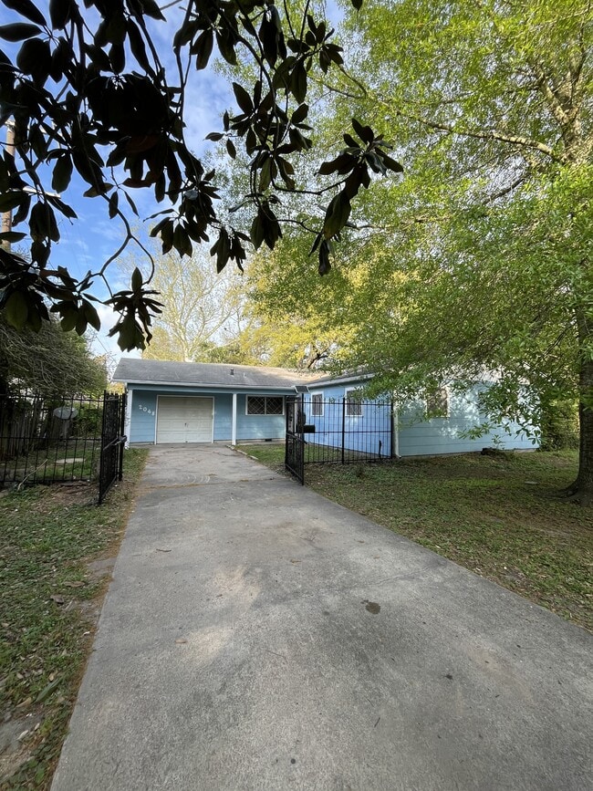 Building Photo - 2048 Oak Ave