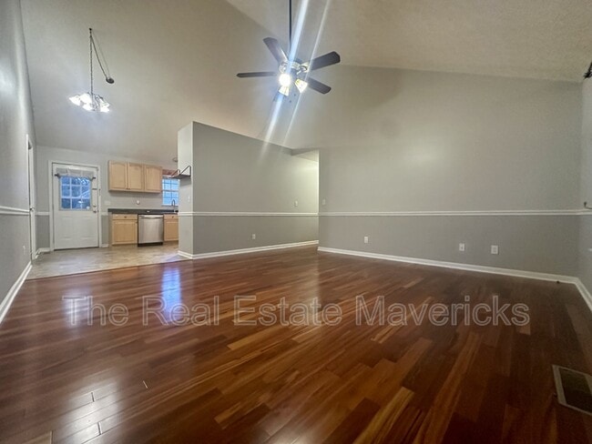 Photo - 695 Prater Rd