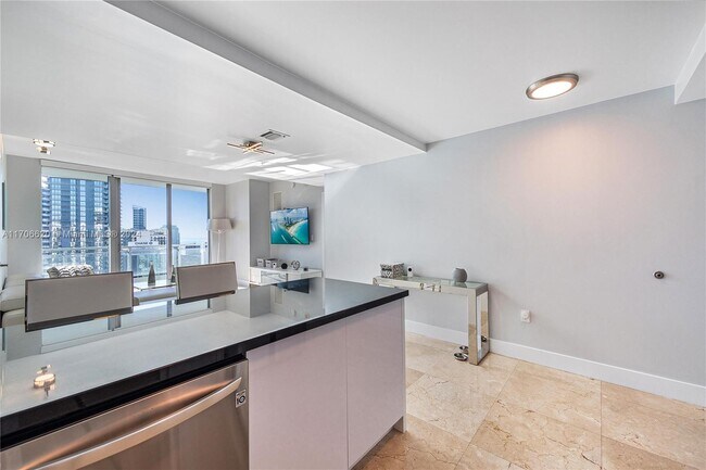 Photo - 92 SW 3rd St Unidad 3802
