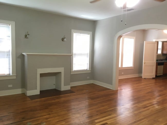 Building Photo - 715 E Elmira St Rental