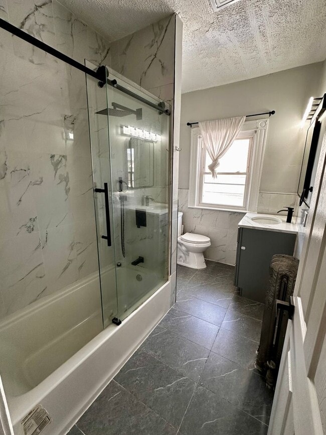 Photo - Spacious 3 bed/1 bath off of Broadway! Unit 3