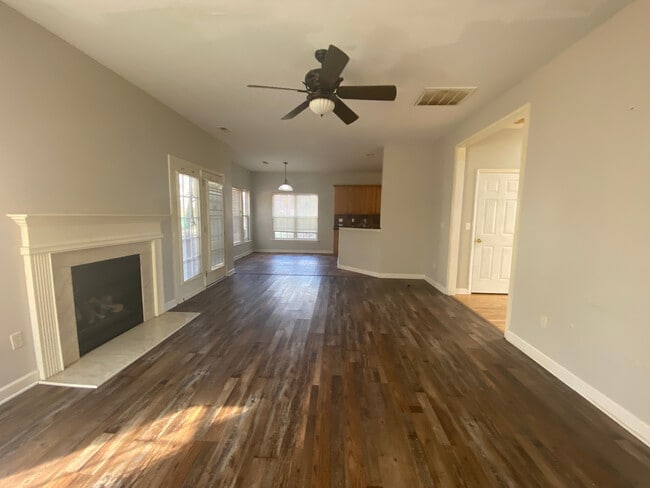 Room in House on Hampton Pl Dr