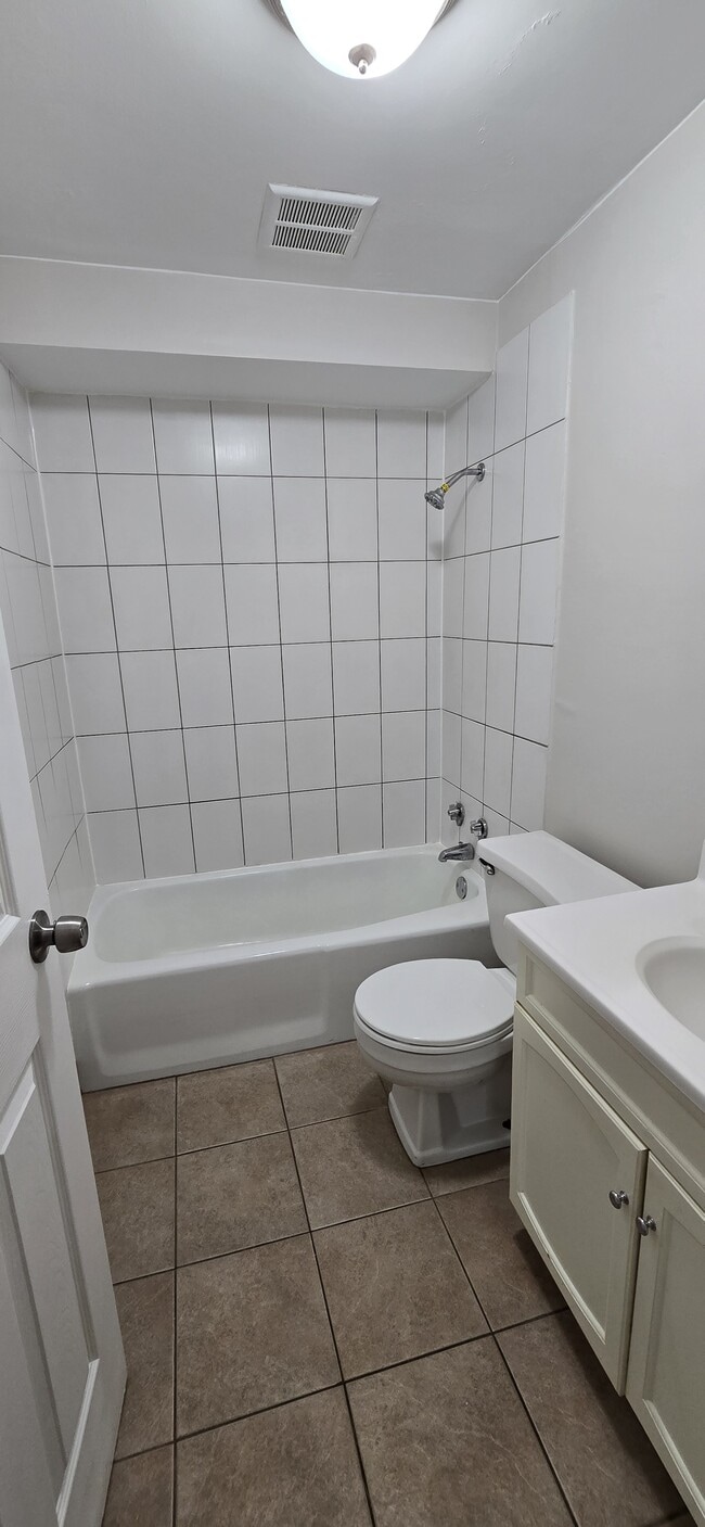 Photo - 7819 Rutherford Ave
