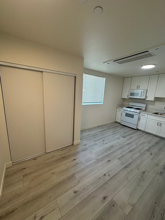 Photo - 1120 E 25th St