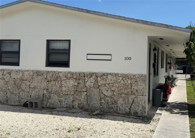 Building Photo - 100 SW 6th St Unit 3