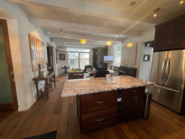 Photo - 210 E Hyman Ave Unidad 1