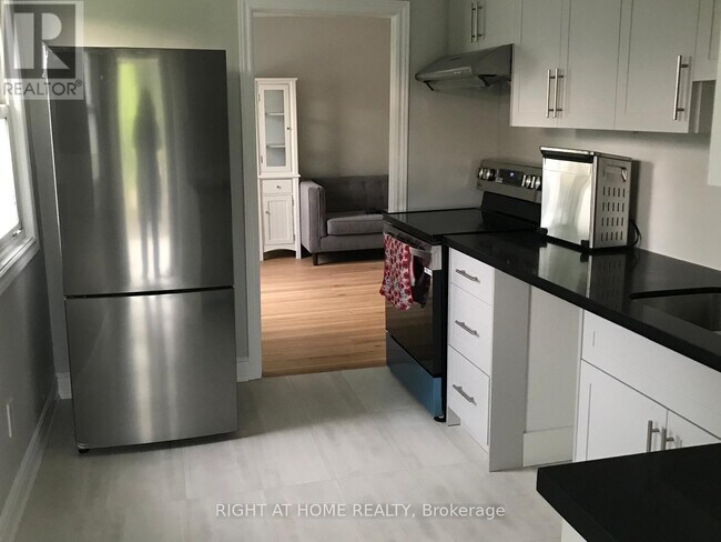 Photo - 33 Keele St