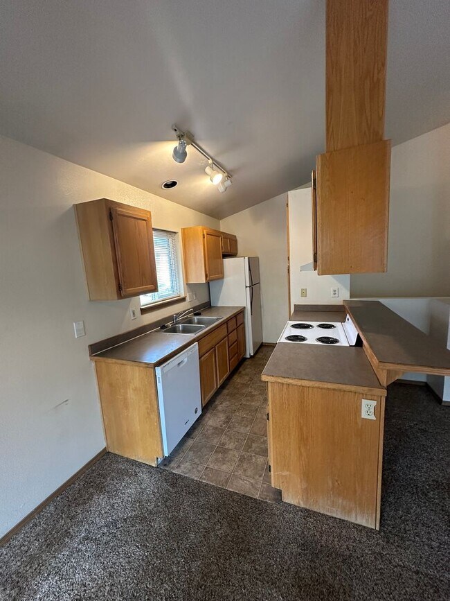 Close to COCC! 3 Bdrm Townhouse, W/D Hooku... House Rental in Bend