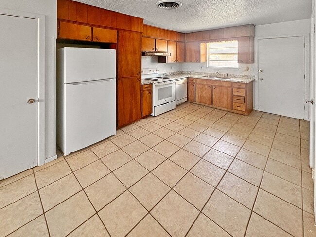 Photo - 709 E Sunset Cir