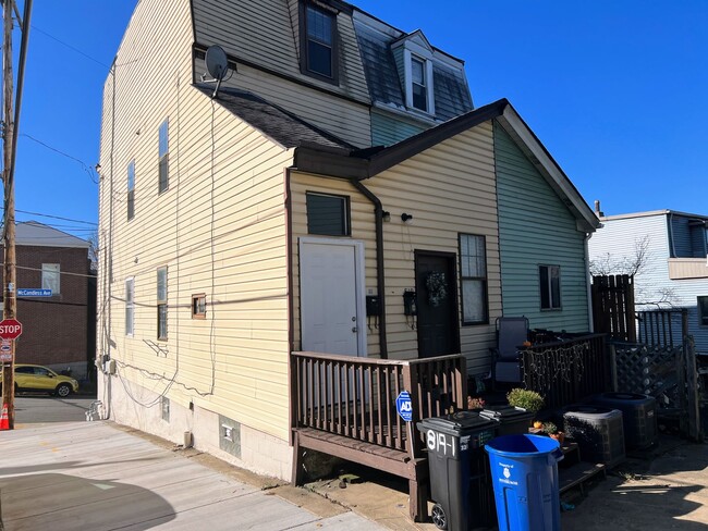 Building Photo - 819 McCandless Ave Unit #2