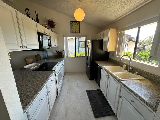Building Photo - 42 Waikalani Pl Unit Upstairs 3/2 Rental