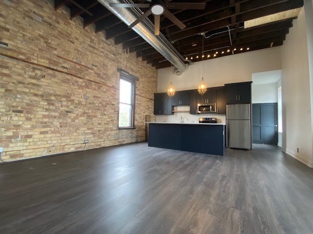 Loft Living - 1331 N Ashland Ave Apartments Unit 4