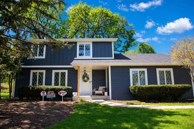 Building Photo - 2S316 Arrowhead Dr