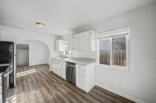 Photo - 1764 Oakland St