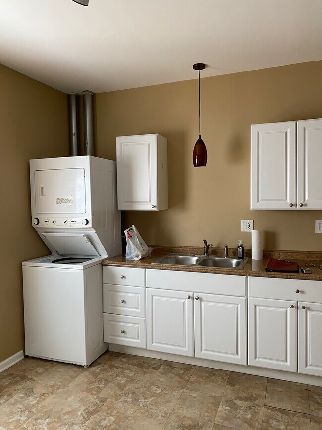 Kitchen - 1064 W Granville Ave Unit 13